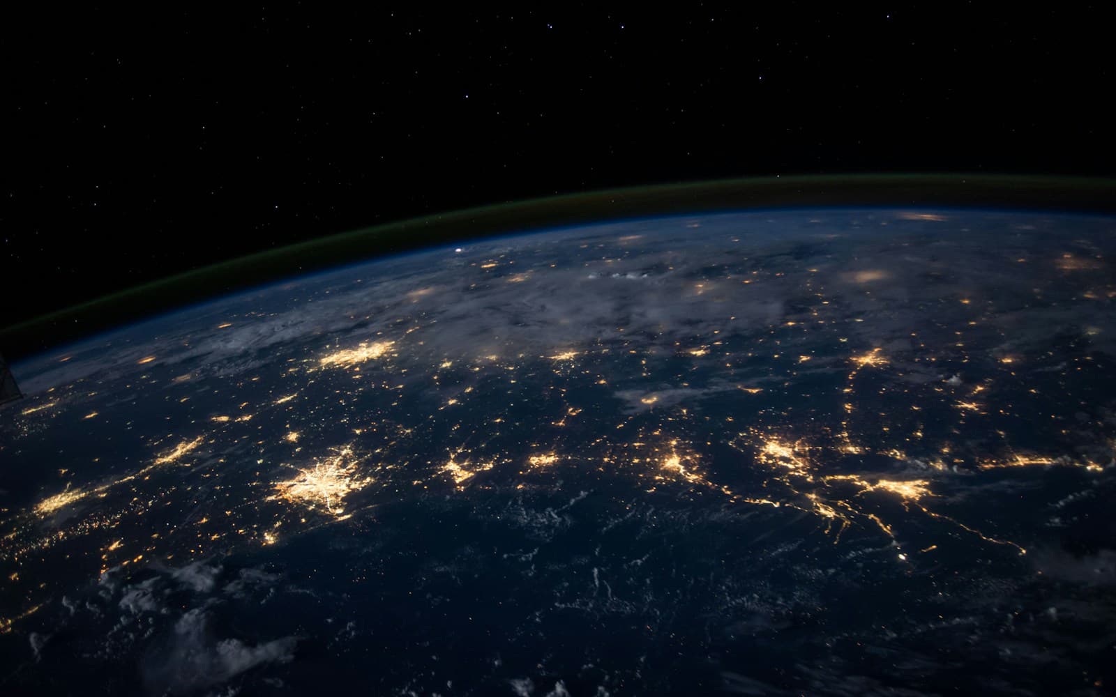 Global digital network visualising cloud modernisation
